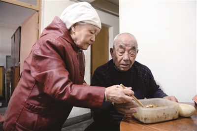 获评十老服务明星 与7个孤老户结对子- 75岁老人乐当义工老帮老(图)