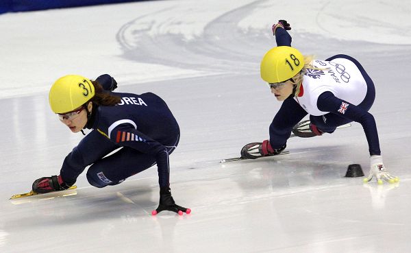 图文:短道世锦赛女子500米 朴升智与克里斯蒂