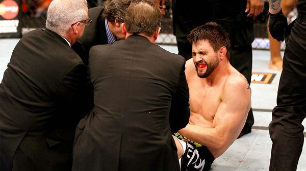 图文:ufc171期精彩图集 康迪特扭伤膝盖