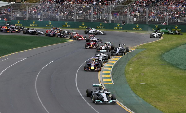 图文:F1澳大利亚站正赛 一号弯角