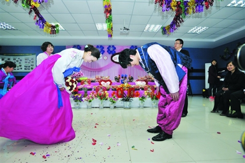 朝鲜族婚礼_朝鲜族婚礼服饰_朝鲜族的xiaohai