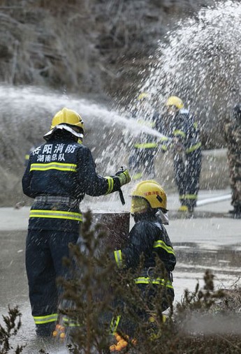 刘洲成和王乔用身体堵住水桶的漏洞口