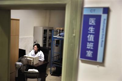 2014年后,兰越峰离开了走廊,坐到了ct室医生值班室.
