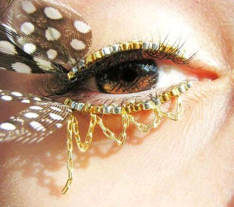 美珠宝设计师制作睫毛饰品 挑战电眼极限引热