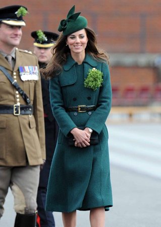 凯特王妃身着翠绿色风衣，搭配绿色礼帽和高跟鞋。