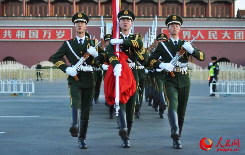 高清:天安门国旗护卫队礼兵的守望(组图)