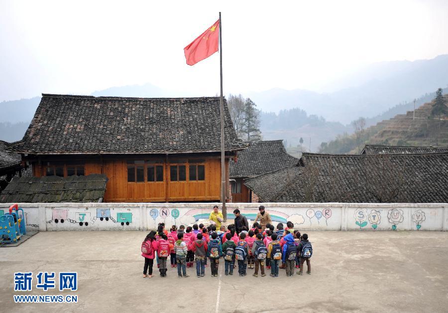 广西龙胜各族自治县龙脊镇小寨村小寨希望小学,赖丁来站在教学楼走廊