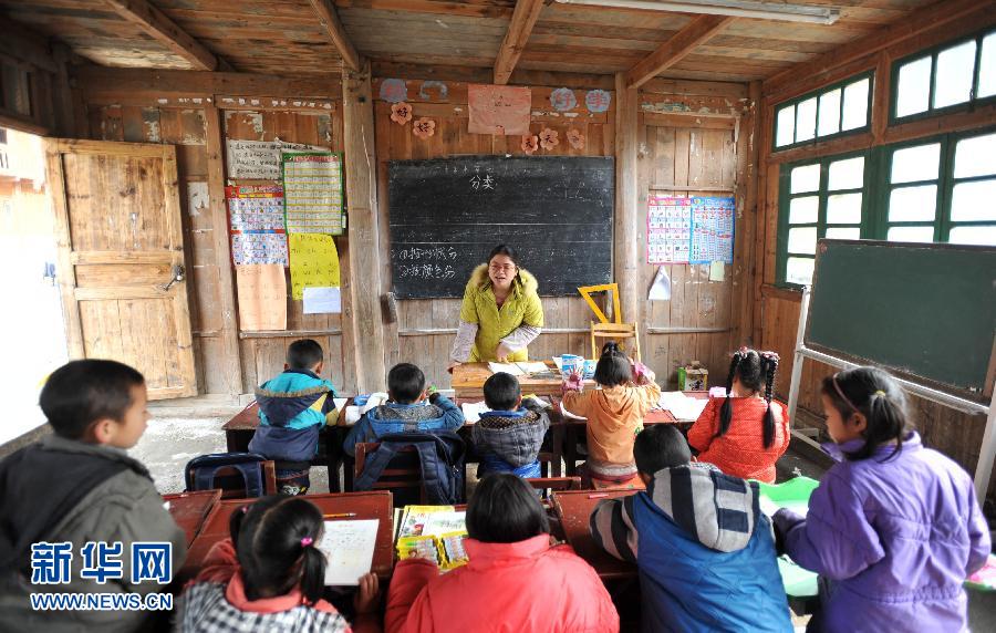 广西龙胜各族自治县龙脊镇小寨村小寨希望小学,赖丁来站在教学楼走廊