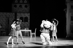 在亲子音乐剧《泰迪熊――梦的旅行》中，泰迪熊人偶与其他真人演绎的角色载歌载舞，让小朋友看得很欢乐。