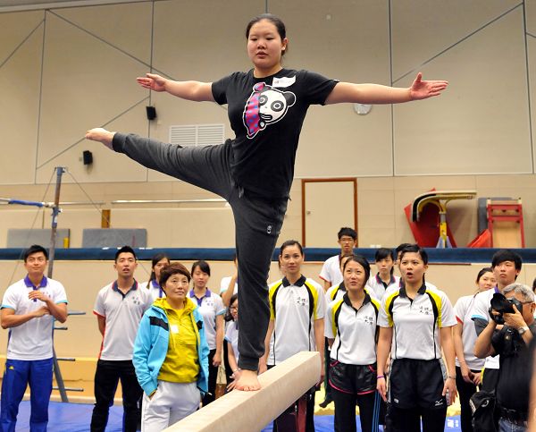 图文:程菲与香港大学生交流互动 程菲平衡木上