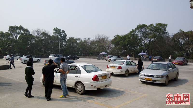 【组图】因名额分配问题 福州吉诺驾校挂靠教练车堵练车场(组图)