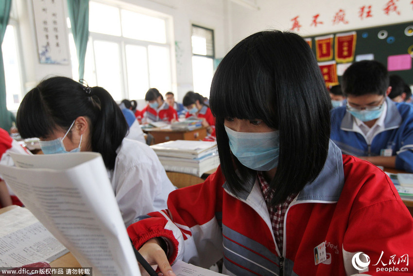 3月18日早上，温州平阳中学校外不时飘来阵阵恶臭，师生纷纷戴上口罩上课。