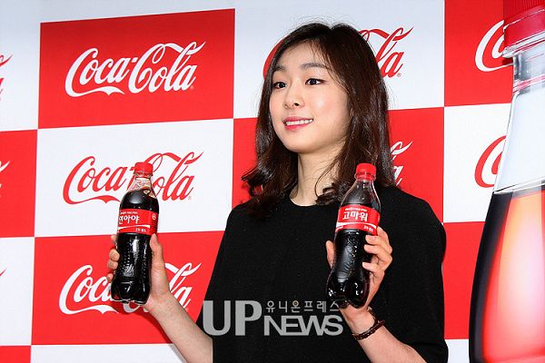 图文:韩国可口可乐运动员颁奖礼金妍儿拿可乐