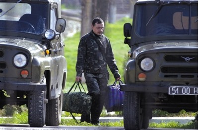 20日，克里米亚塞瓦斯托波尔，乌克兰驻军官兵们正打包行李准备撤离空军基地。克里米亚公投入俄后，乌克兰当局设法将半岛驻军撤回本土。图/东方IC