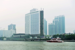目前,覆盖在白天鹅宾馆外的棚架已经基本拆除完毕。信息时报记者 陈文杰 摄