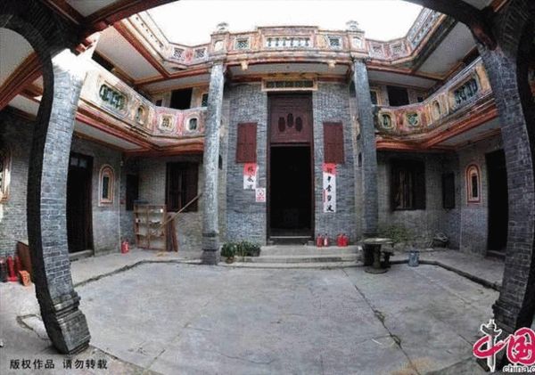 “海南侨乡第一宅”美誉的博鳌留客蔡家宅，王奕鸿老人就是受这座宅子的启发。
