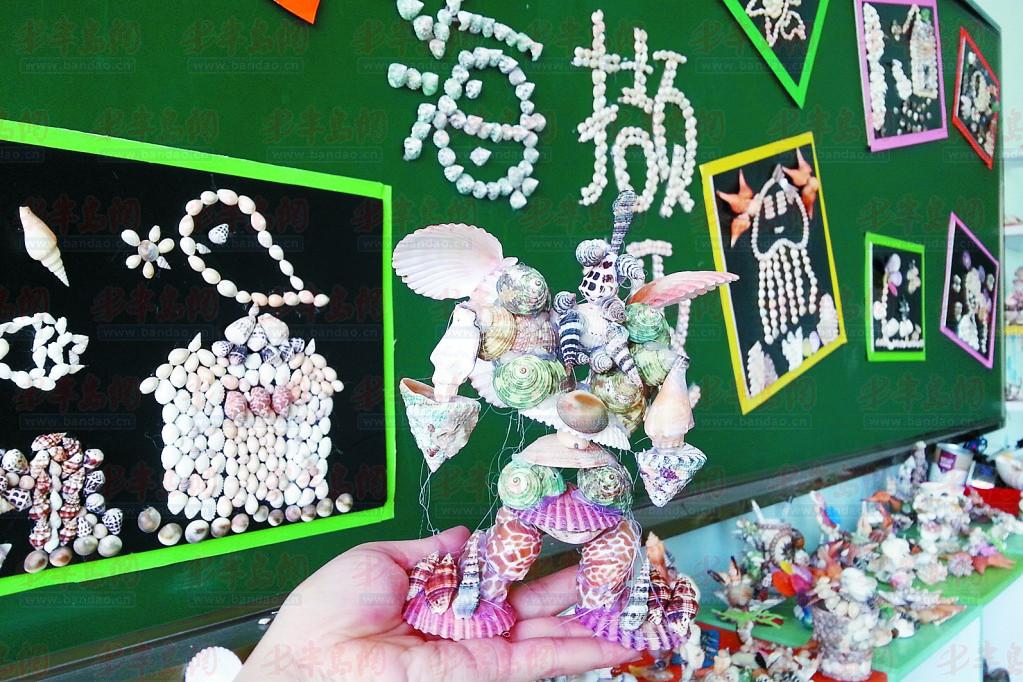 学生们都知道中国有960万平方公里的国土面积,但很少有学生了解中国还有300万平方公里的海洋面积,约为陆地面积的三分之一。在现在国际大背景下,海洋生物 、环保 、权益教育显得尤为重要。薛家岛小学紧邻大海,独特的地理位置让学校将海洋科技教育作为特色课程有着很大的优势和丰富的资源。在开发区薛家岛小学校长郭加鹏看来,学校走海洋教育这一特色道路是走对了。 海洋教育从娃娃抓起 走进薛家岛小学的教学楼,能感受到的就是浓浓的海洋科普氛围。二楼墙壁是以科学家为主要内容的科技博览走廊;三楼是中国海军发