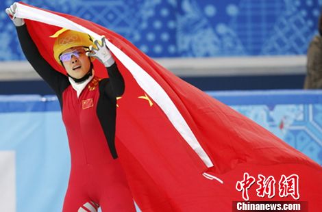 中新网3月21日电 近日，滑冰运动员李坚柔、张虹、周洋获得“影响世界华人大奖”提名，该评选由凤凰卫视联合海内外十余家知名华文媒体和机构共同完成。