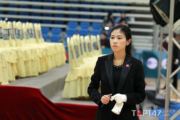 图文:9球美女裁判神似邓紫棋 吕浠琳张望