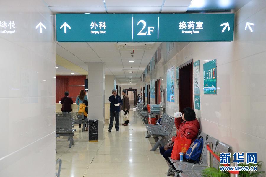 图为3月22日,路人从上海市第五人民医院门口经过.