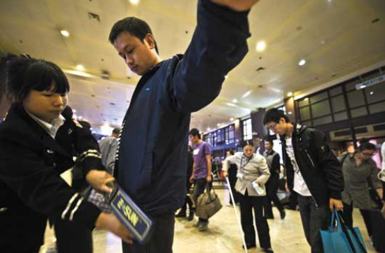 北京四大火车站购票将安检 保障乘客安全