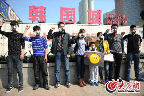 唇腭裂患者济南街头带防毒面罩做涂鸦呼吁反歧