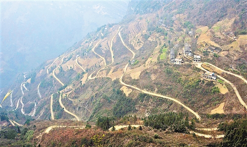 巫溪县兰英乡兰英村,陡峭山坡上蜿蜒的村道.