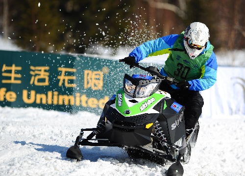 图文:全国雪地摩托越野赛 选手朱刚在比赛中