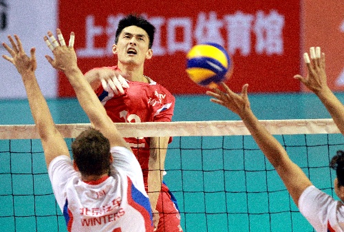 图文:男排总决赛上海3-0北京 方颖超2号位强攻