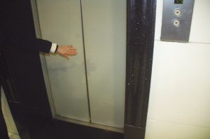 【图】电梯感应有盲区 身体挡电梯门要不得(图)