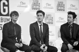 Super Junior-M成员李东海(左)和崔始源(右)出席新专辑记者会。