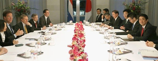 日本首相安倍晋三(右端)当地时间3月23日晚间在荷兰首相府与马克・吕特首相(左二)举行会谈。