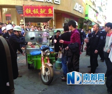 厦门城管执法现场。 图片来源:新浪微博