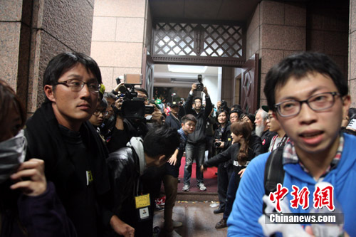 带头攻占台湾行政院学生被无保释放(图)|台湾
