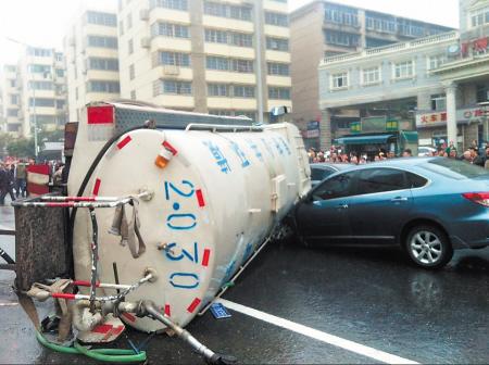 洒水车在天心区书院南路湖南开关厂前路段发生惊险连环交通事故—在