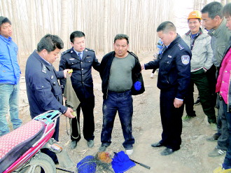 18日,王某某在山亭驳山头村再次偷鸡时被当地民警抓个正着.