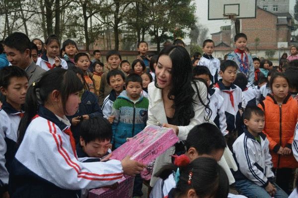 艳星龚玥菲露乳沟与小学生互动