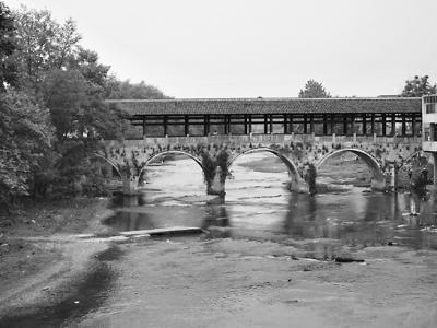 位于咸宁市咸安区高桥镇高桥村东.建于同治八年(1869).