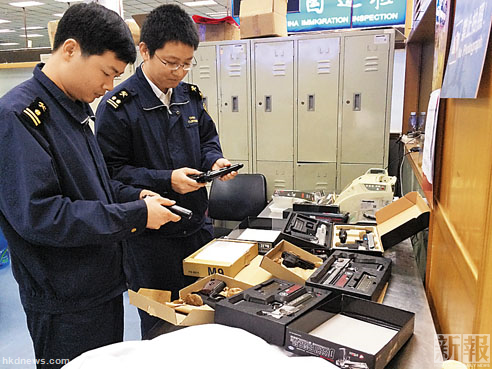 香港男子偷运仿真枪被深圳海关拦截(图)