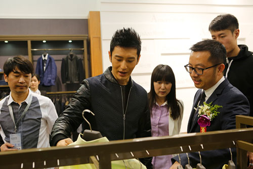 3月27号，黄晓明现身北京出席与某时尚男装品牌的签约仪式