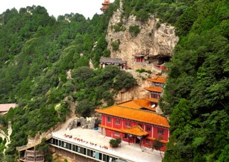 祈福另送神秘礼物(组图)    记者从石膏山景区获悉,为了让大家在清明