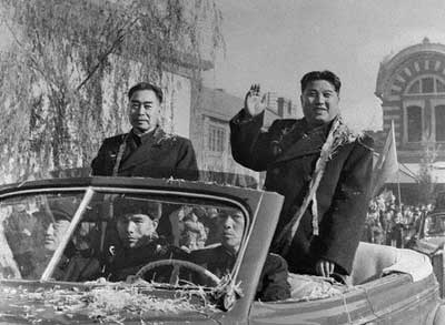 1958年，周恩来陪金日成游览北京。