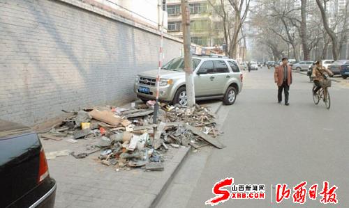 垃圾堆路边 影响市容市貌(图)