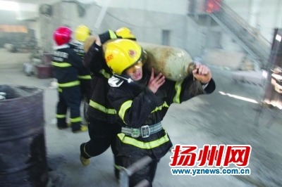 江都邵伯一工厂10吨石蜡和助燃油起火 消防紧急扑救