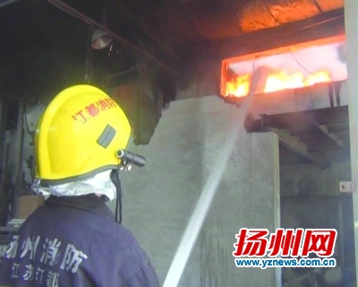 江都邵伯一工厂10吨石蜡和助燃油起火 消防紧急扑救