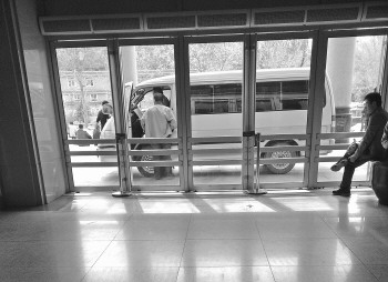 在济南文化西路一家医院门口,一辆面包车正在接送患者。车主表示,活人、死人他都运。