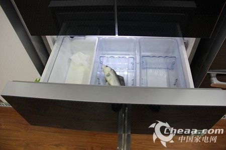 容声BCD-430WPMB/A冰箱上层冷冻室
