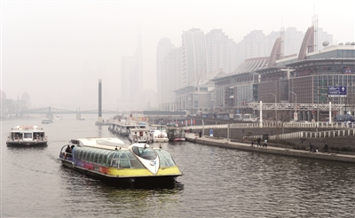 图为海河游船依次经过狮子林桥.渤海早报记者 王欣鹏 摄