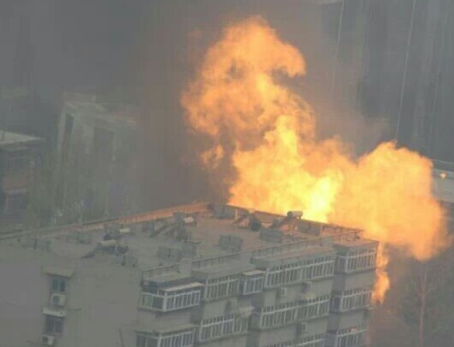 济南一加气站起火爆炸 五层建筑着火暂未有伤
