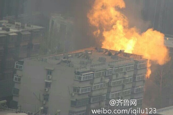 济南爆炸现场堪比灾难大片 网友称火灾发生伴